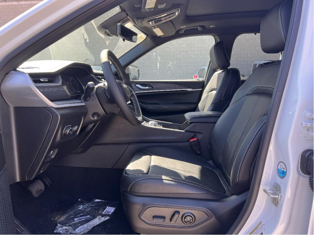 2025 Jeep Grand Cherokee L Limited w/Luxury Group, Sunroof, Black Appearance Photo