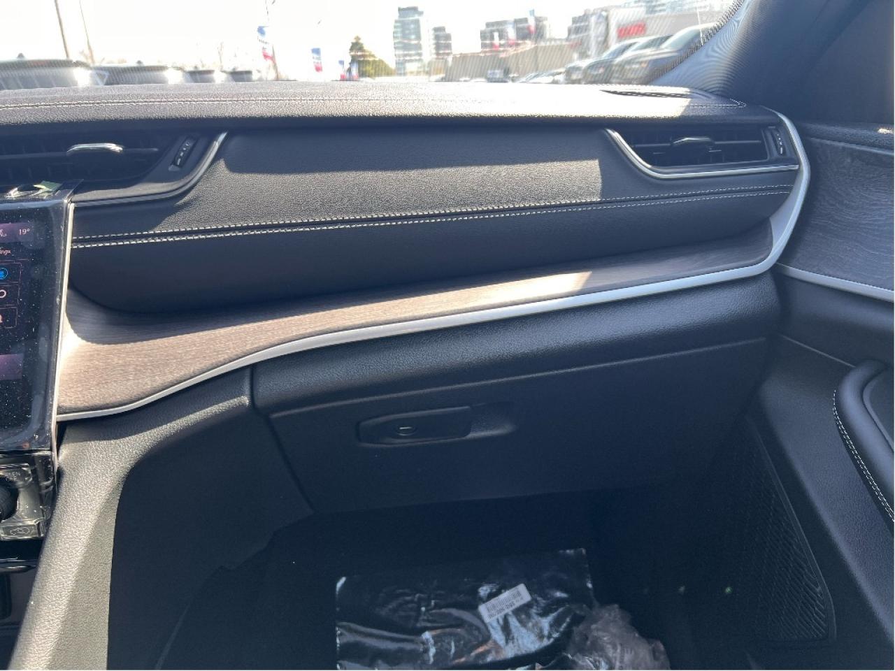 2025 Jeep Grand Cherokee L Limited w/Luxury Group, Sunroof, Black Appearance Photo