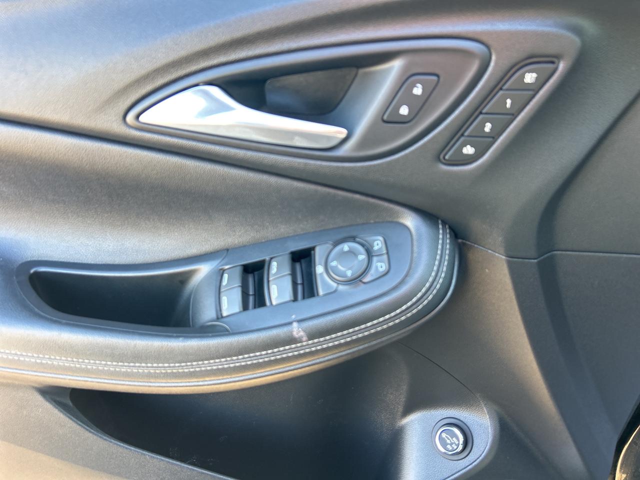 2021 Buick Encore GX Essence AWD w/HUD, Auto Braking, Lane Keep Assist Photo