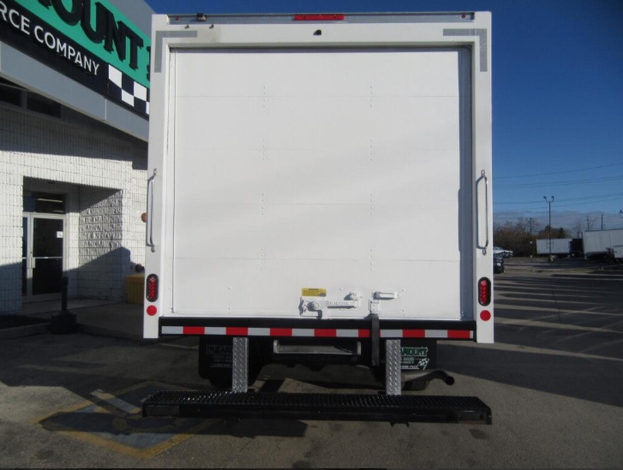 2024 GMC Savana 3500 GAS 16FT HIGH BOX CUBE VAN Photo