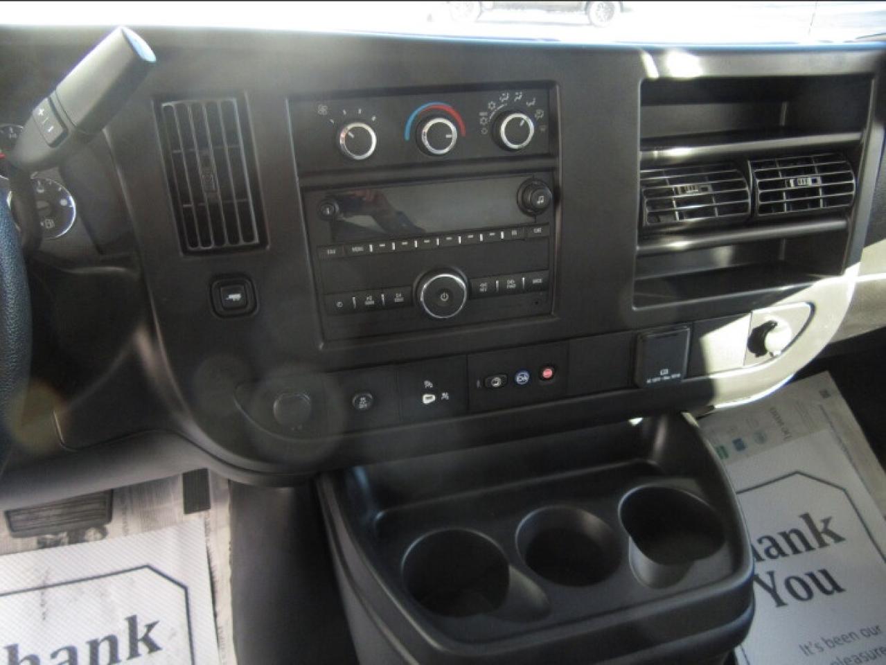 2024 GMC Savana 3500 GAS 16FT HIGH BOX CUBE VAN Photo