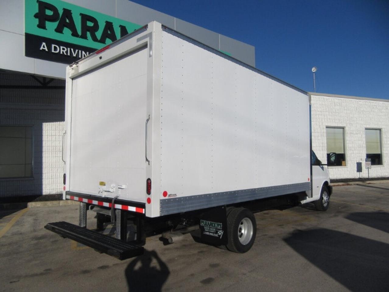 2024 GMC Savana 3500 GAS 16FT HIGH BOX CUBE VAN Photo