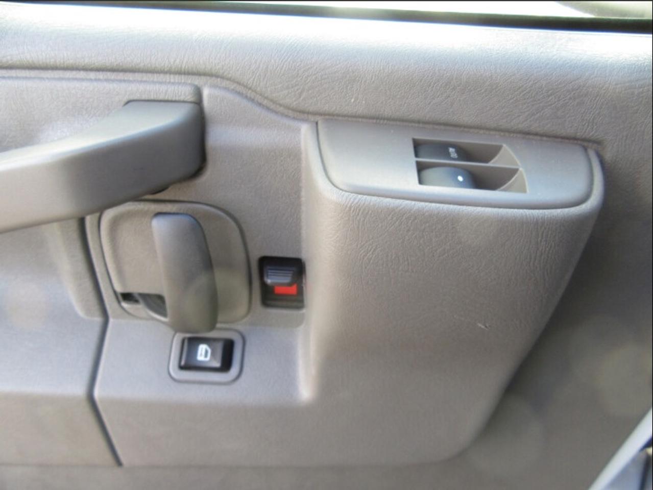 2024 GMC Savana 3500 GAS 16FT HIGH BOX CUBE VAN Photo