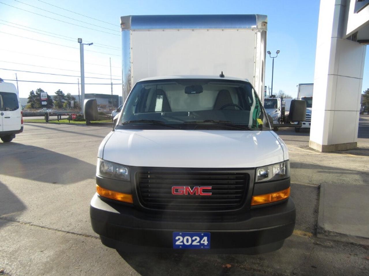 2024 GMC Savana 3500 GAS 16FT HIGH BOX CUBE VAN Photo