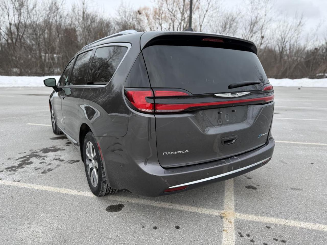 2023 Chrysler Pacifica Hybrid Pinnacle 2WD Photo3