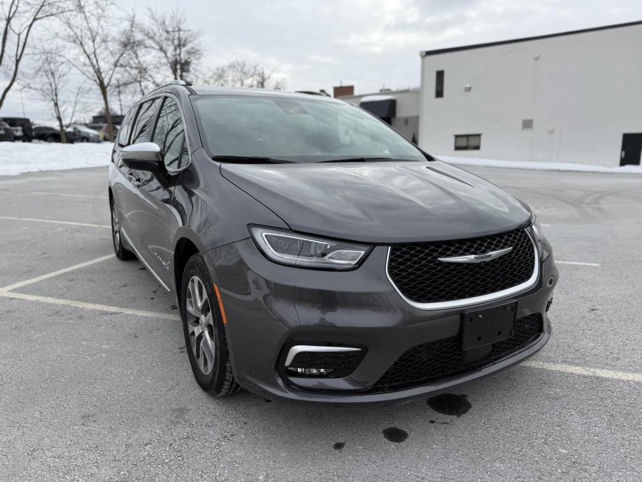 2023 Chrysler Pacifica Hybrid Pinnacle 2WD Photo2