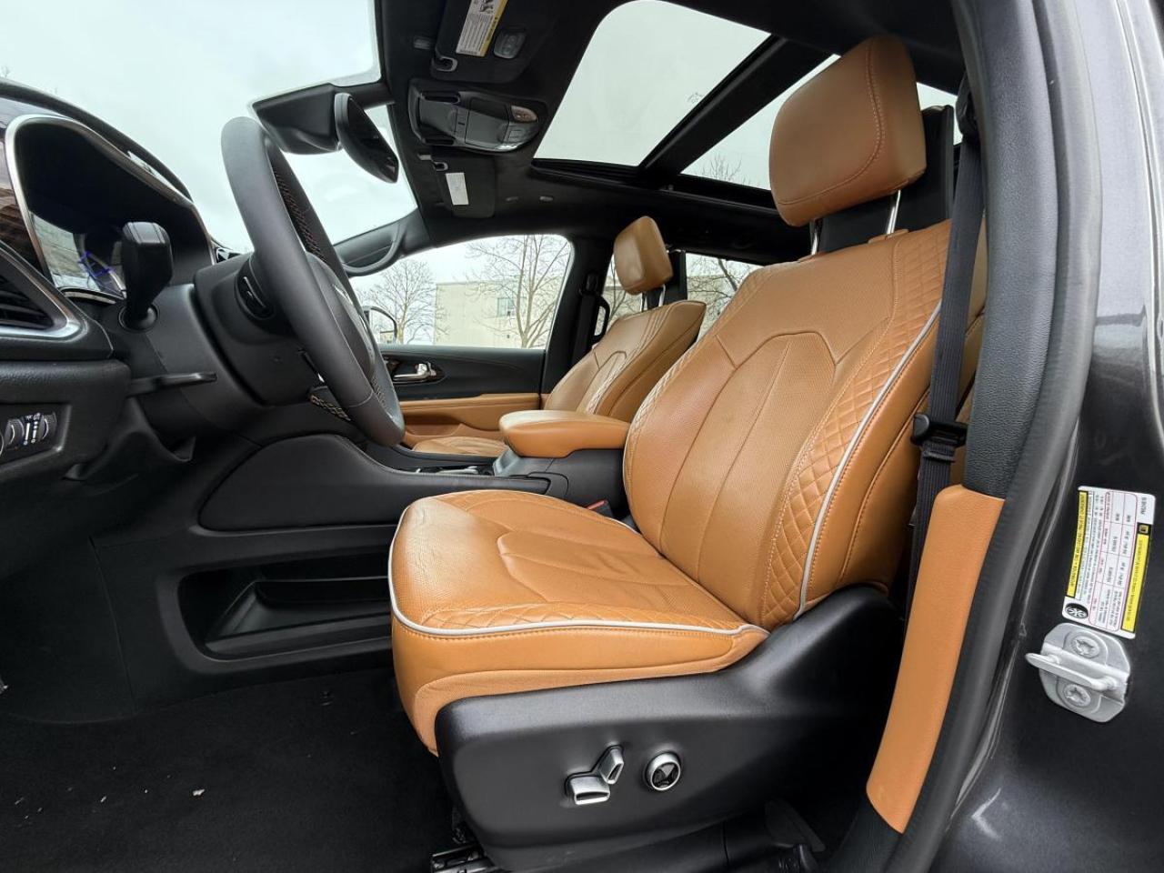 2023 Chrysler Pacifica Hybrid Pinnacle 2WD Photo