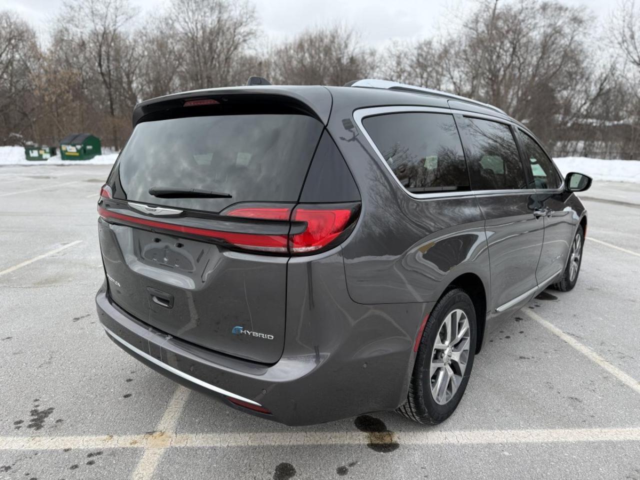 2023 Chrysler Pacifica Hybrid Pinnacle 2WD Photo