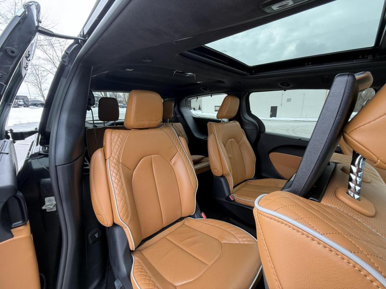 2023 Chrysler Pacifica Hybrid Pinnacle 2WD Photo