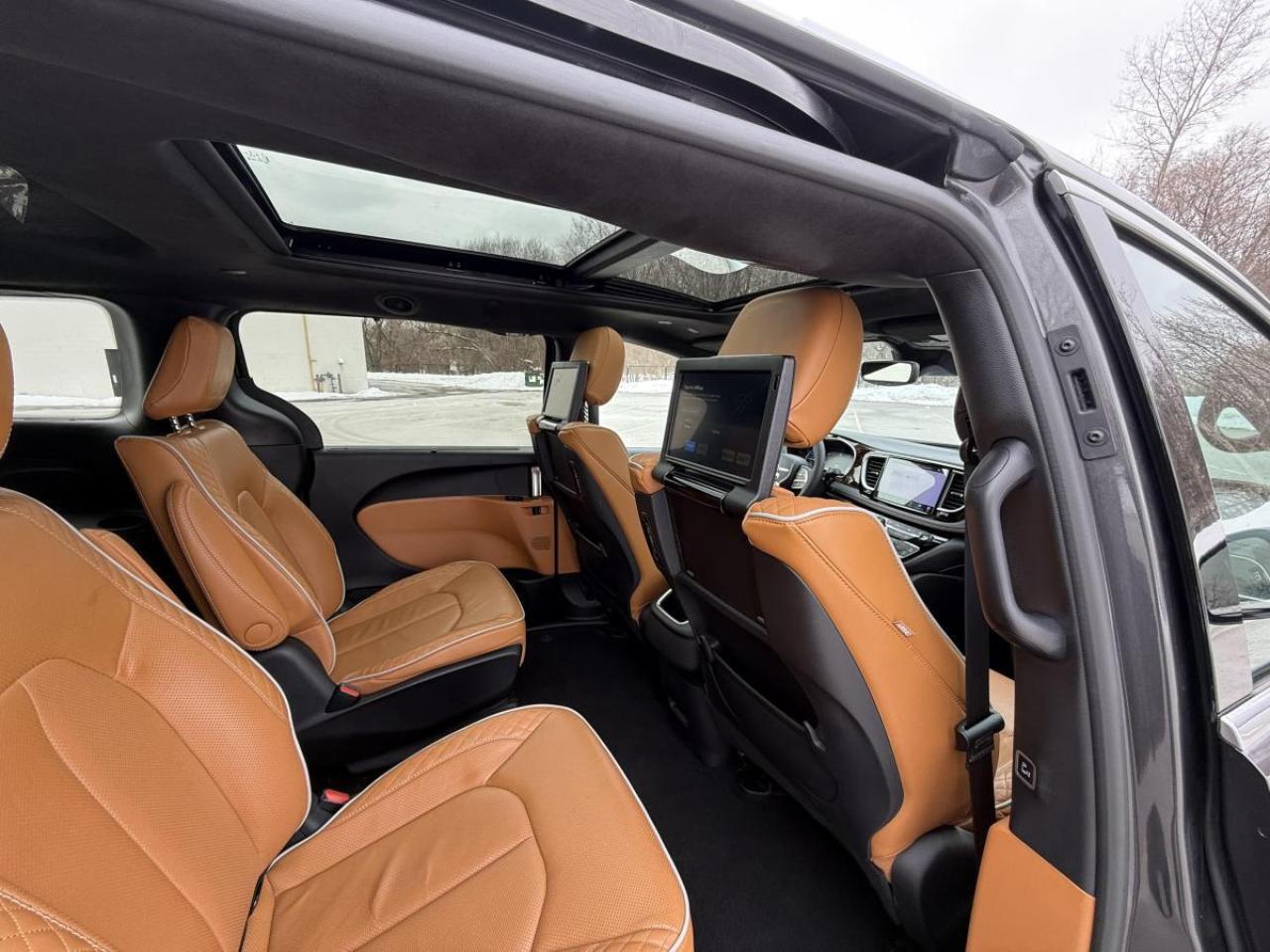 2023 Chrysler Pacifica Hybrid Pinnacle 2WD Photo