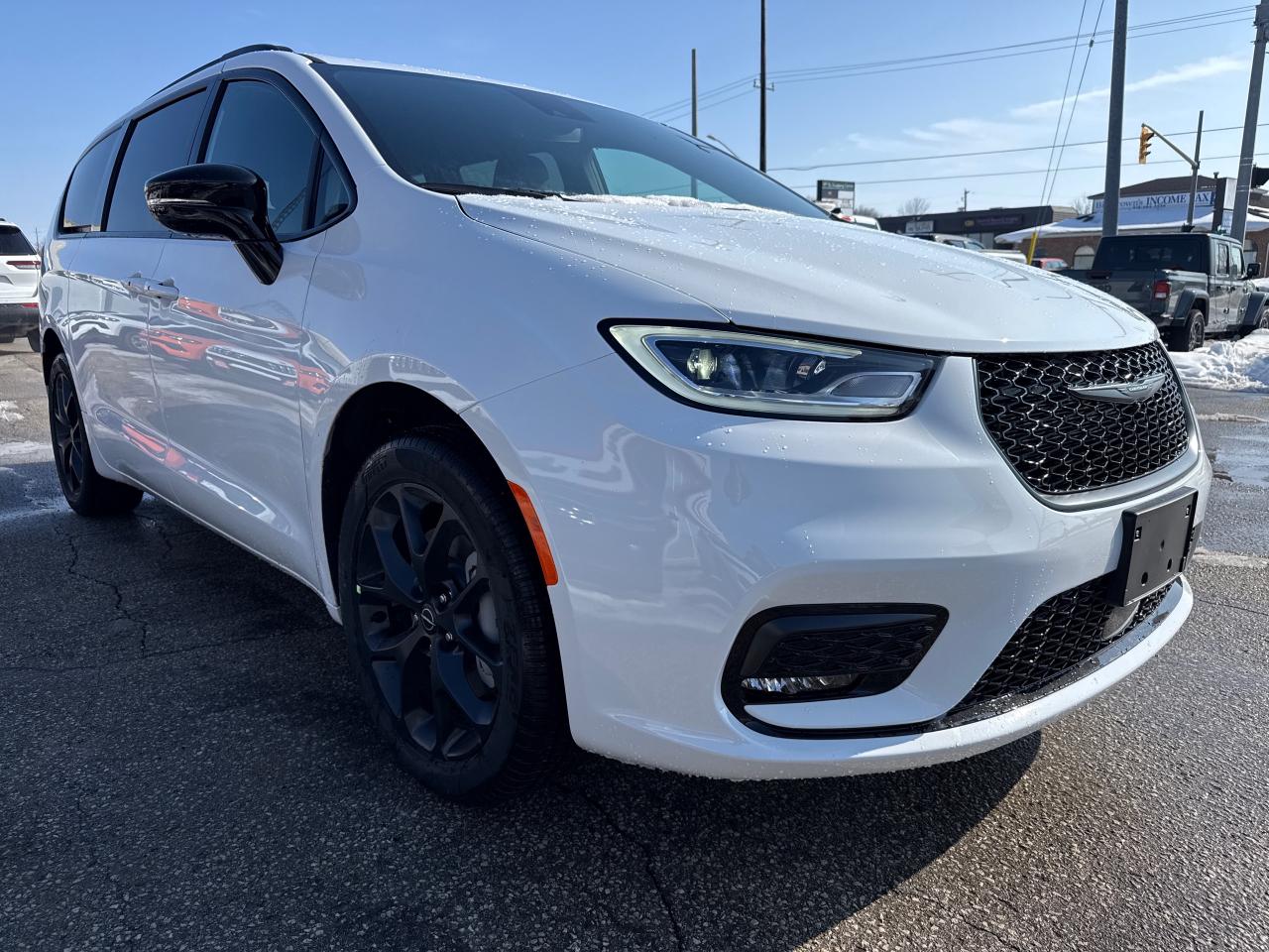 2026 Chrysler Pacifica Select All-Wheel Drive Passenger Van Photo