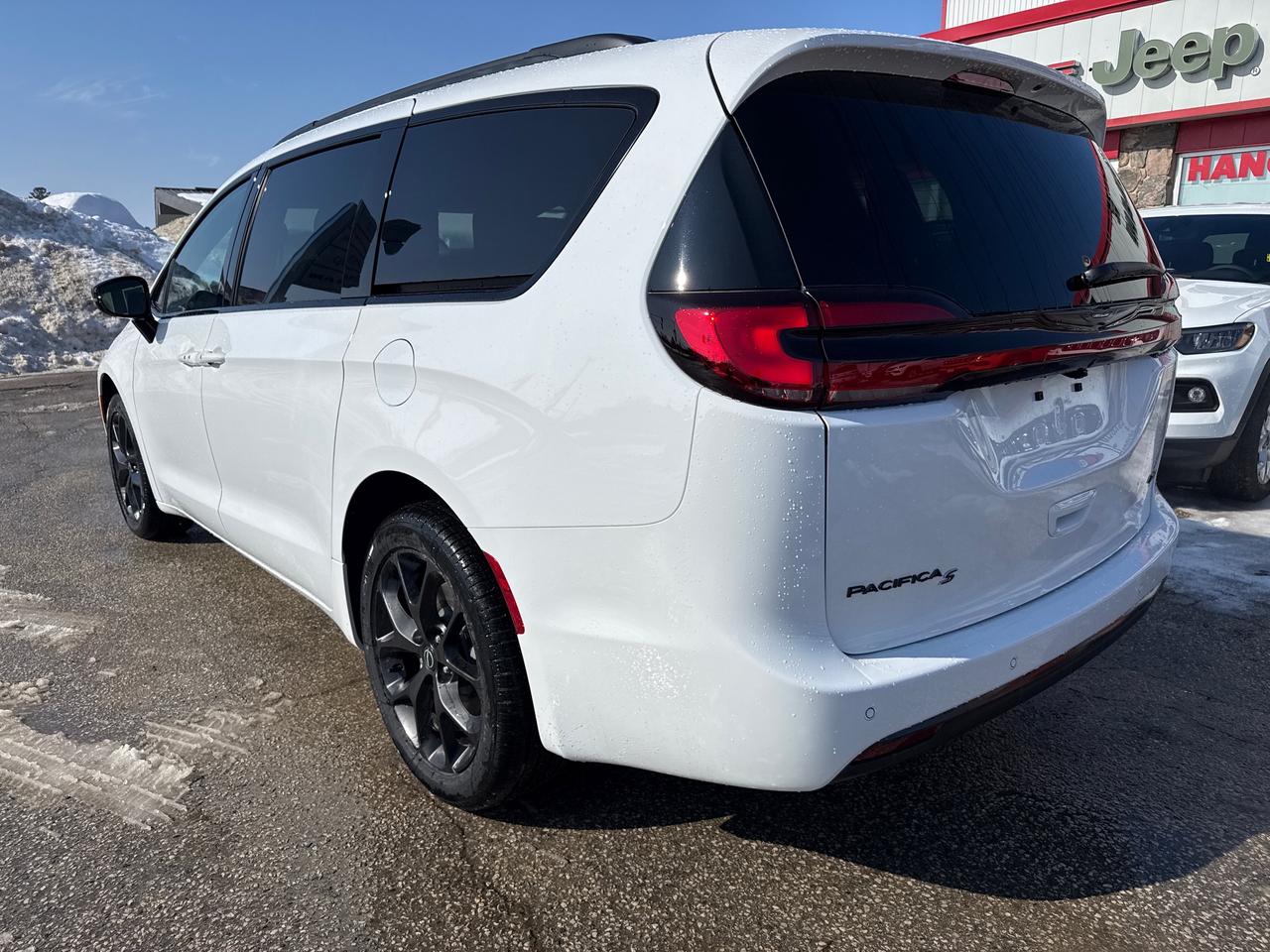 2026 Chrysler Pacifica Select All-Wheel Drive Passenger Van Photo