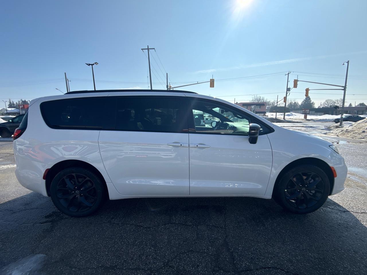 2026 Chrysler Pacifica Select All-Wheel Drive Passenger Van Photo