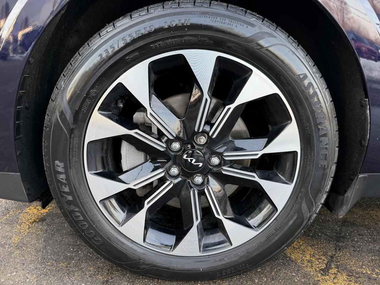 2023 Kia Carnival EX FWD Photo