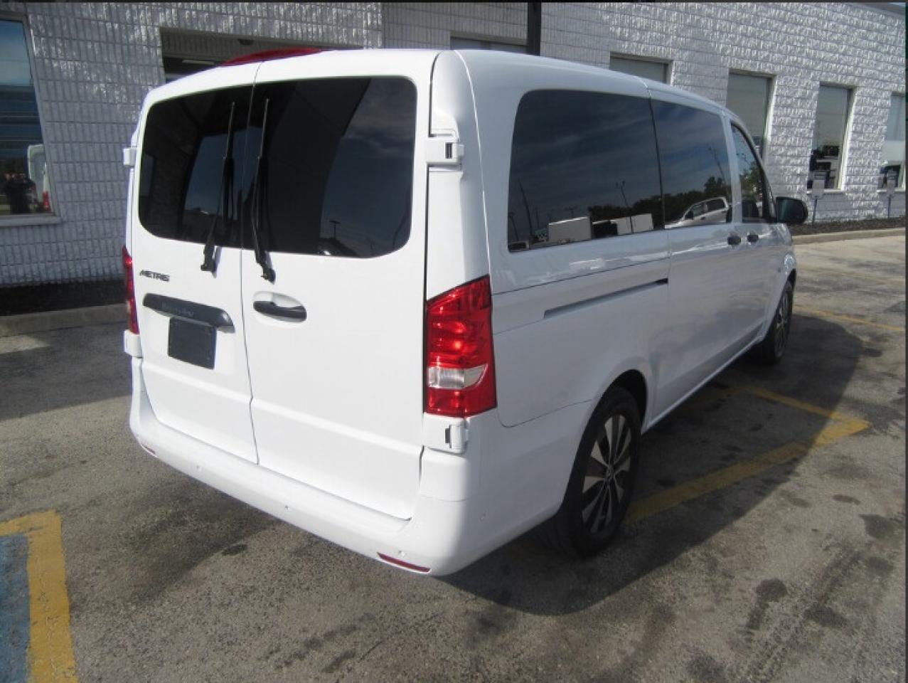 2023 Mercedes-Benz Metris Passenger Van Passenger Van 8 PASSENGER VAN Photo3
