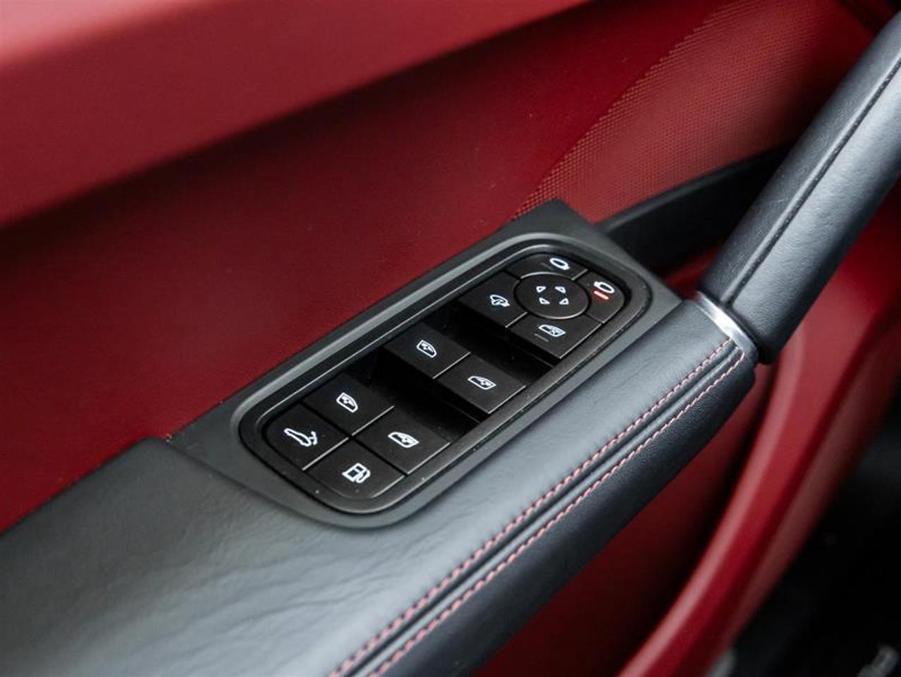 2023 Porsche Cayenne e-Hybrid  Photo