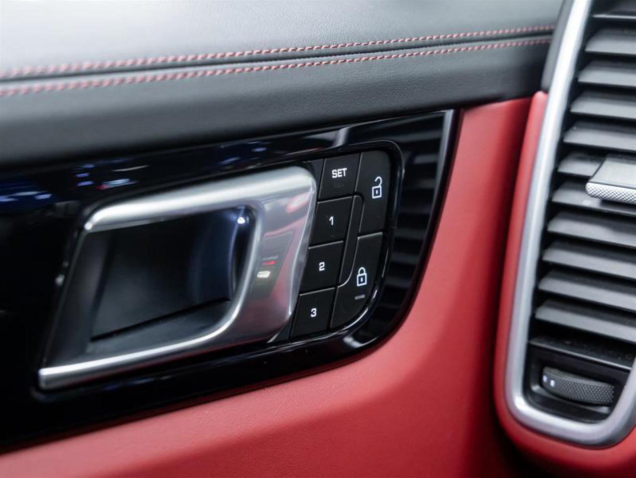 2023 Porsche Cayenne e-Hybrid  Photo