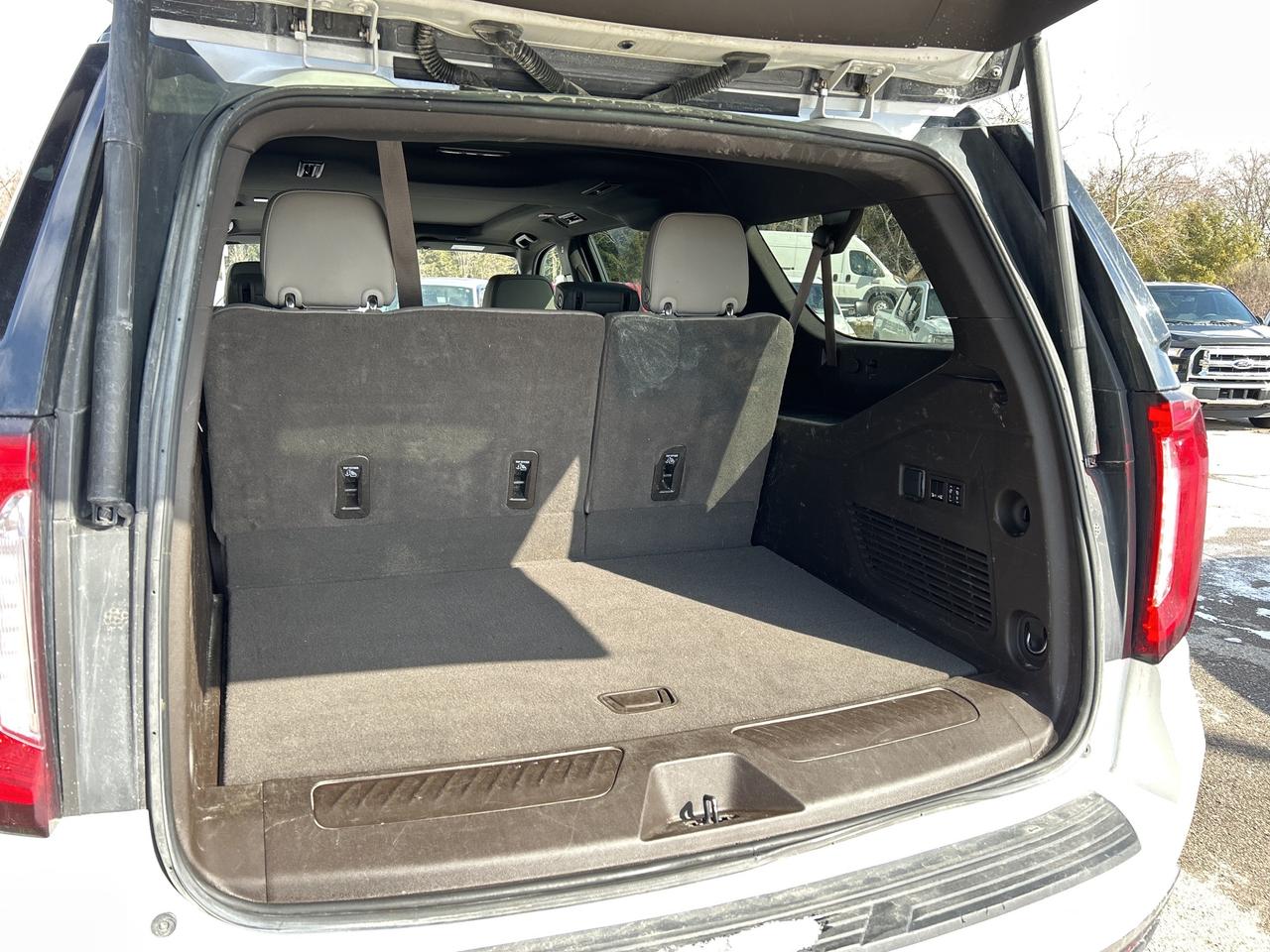 2023 GMC Yukon XL SLT, 7 PASS, SUNROOF, REMOTE START, LEATHER! Photo