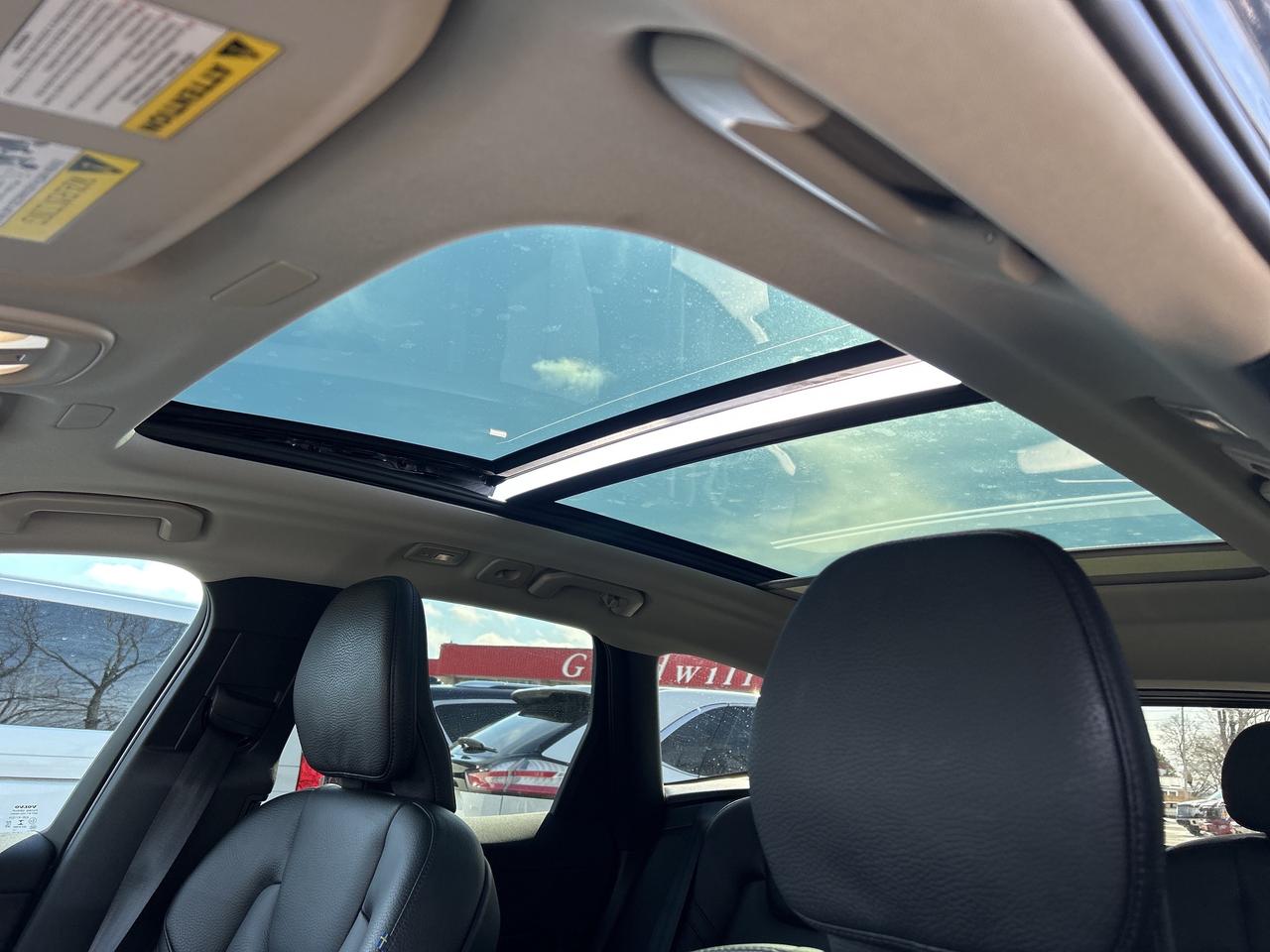 2023 Volvo XC60 PLUS DARK THEME, MILD HYBRID, SUNROOF! Photo