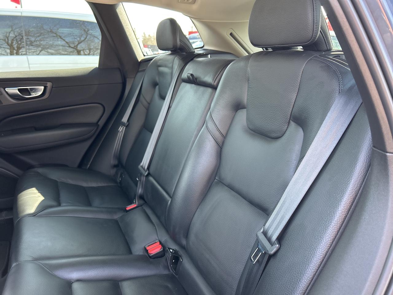 2023 Volvo XC60 PLUS DARK THEME, MILD HYBRID, SUNROOF! Photo