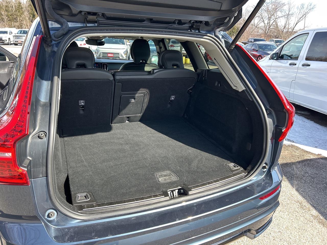 2023 Volvo XC60 PLUS DARK THEME, MILD HYBRID, SUNROOF! Photo