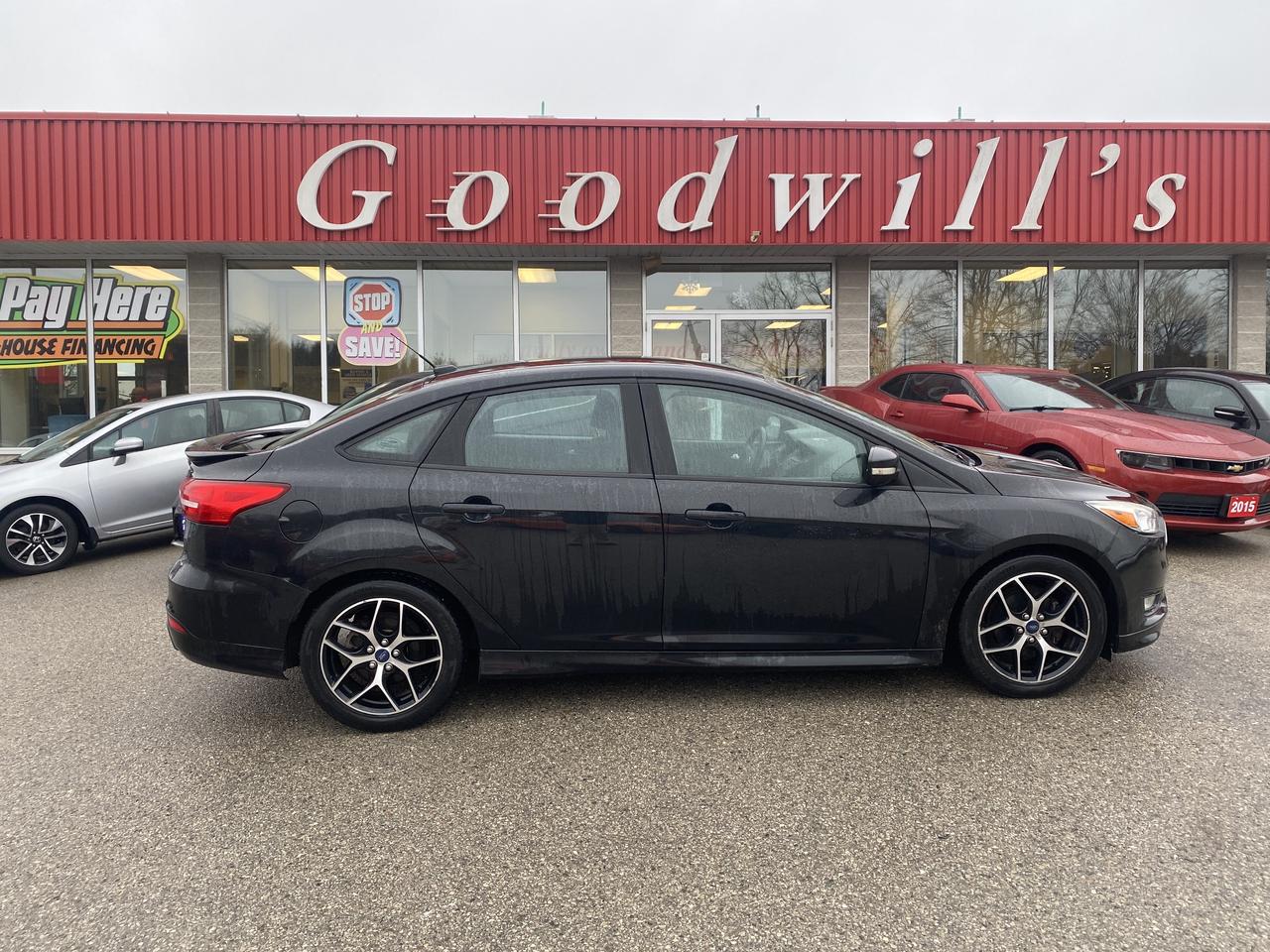 2015 Ford Focus SE, HEATED CLOTH, BACK UP CAMERA! Photo