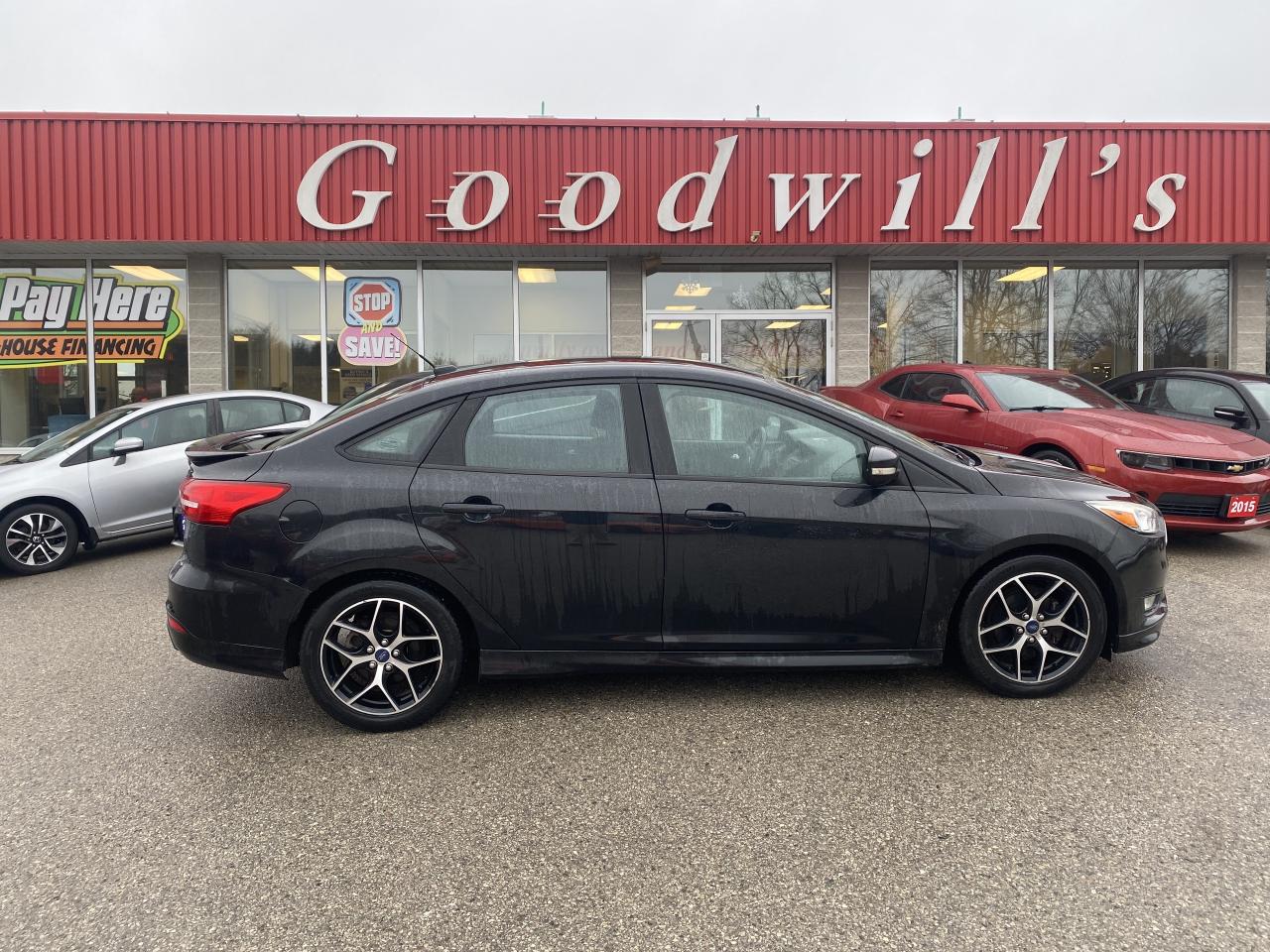 2015 Ford Focus SE, HEATED CLOTH, BACK UP CAMERA! Photo0