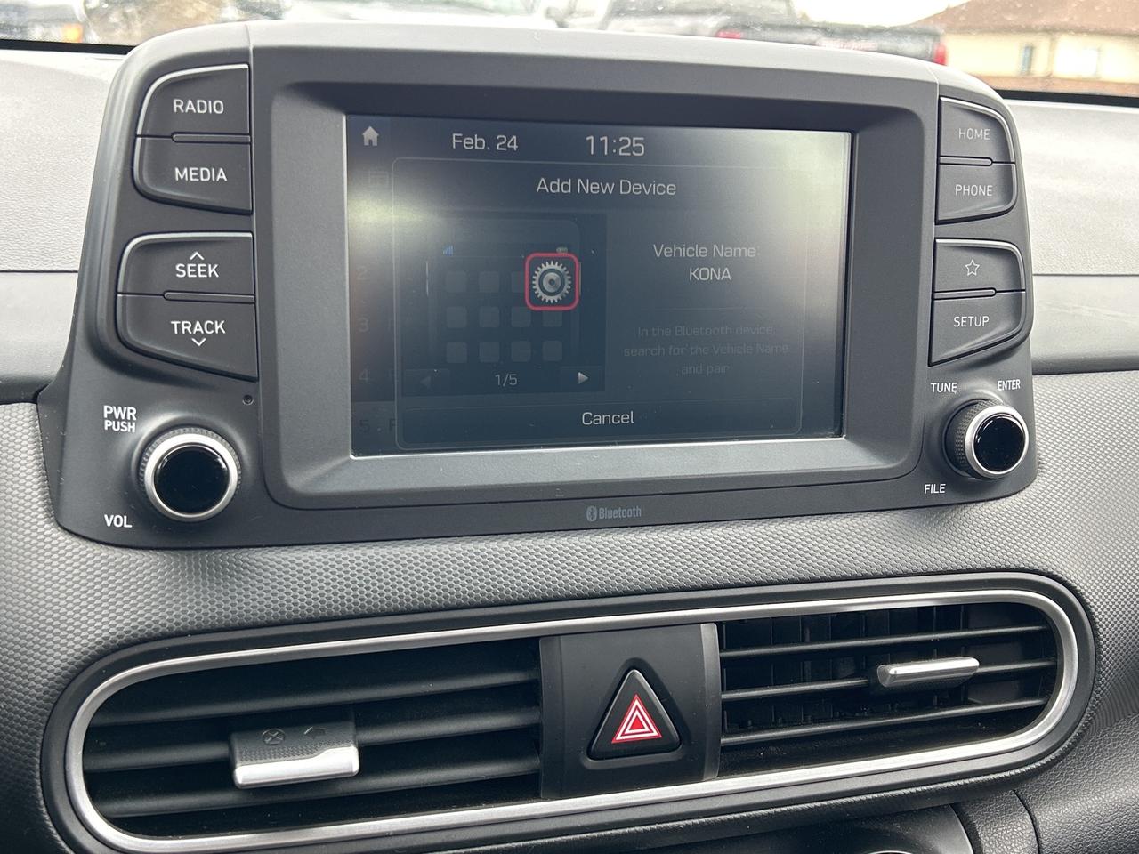 2019 Hyundai KONA ESSENTIAL, CLEAN CARFAX, APPLE/ ANDROID CARPLAY! Photo