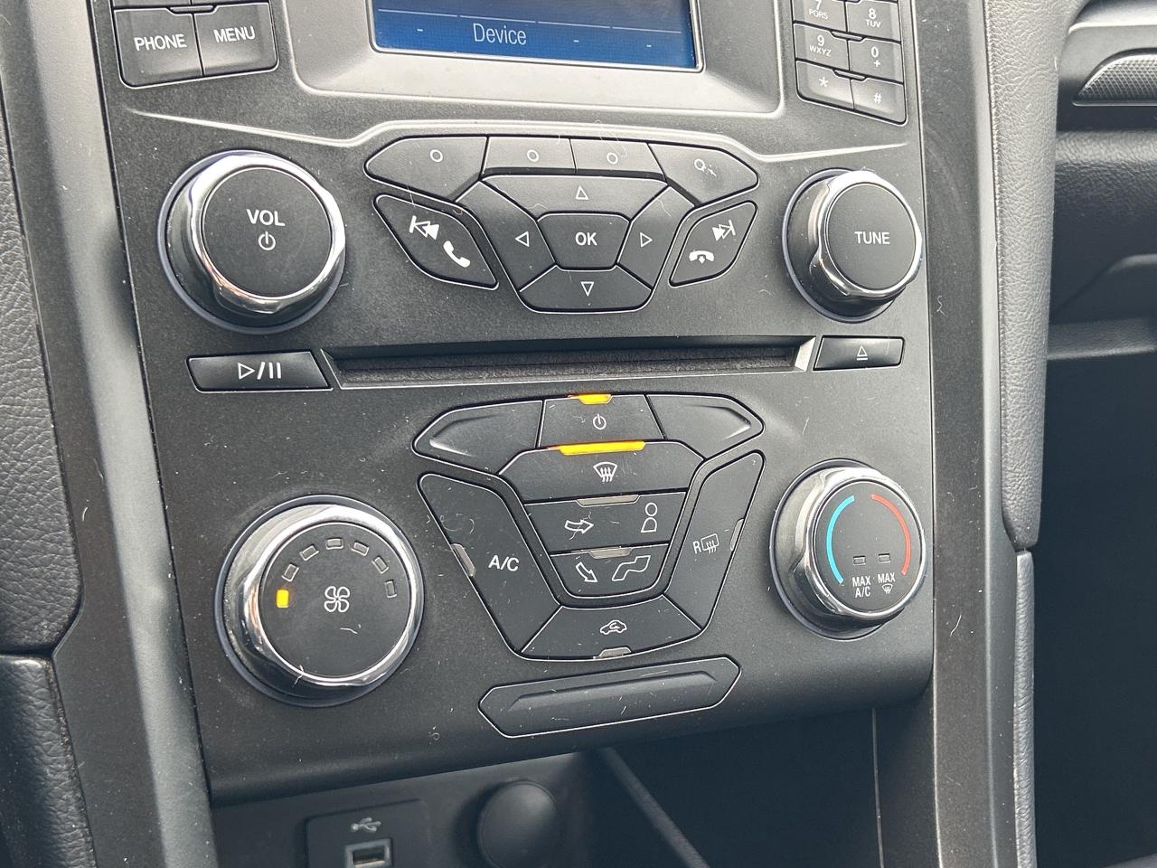 2018 Ford Fusion SE, CLEAN CARFAX, BACK UP CAMERA, ONLY 55 000 KMS! Photo