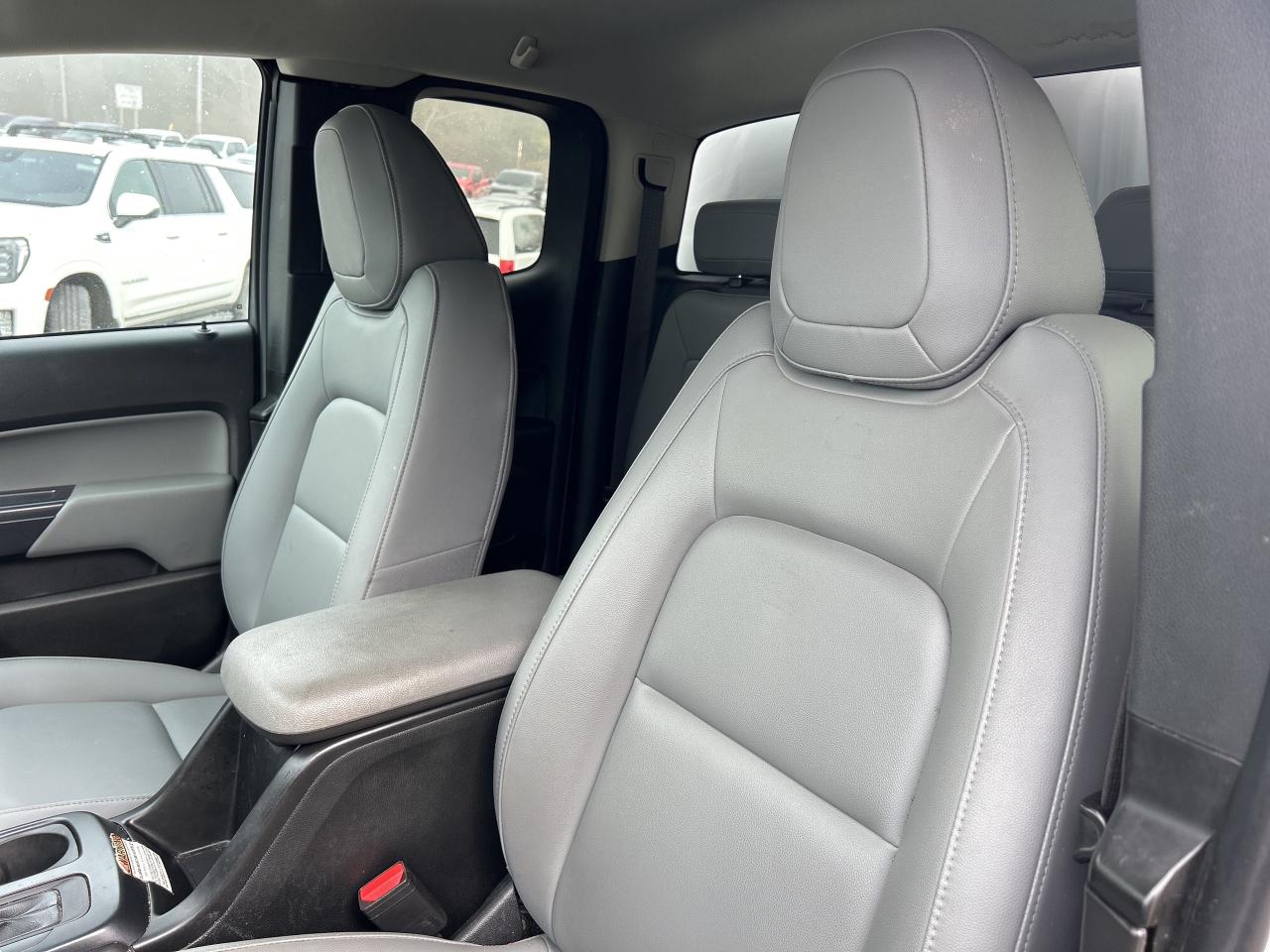 2022 Chevrolet Colorado WORK TRUCK, REAR WHEEL DRIVE, CLEAN CARFAX! Photo