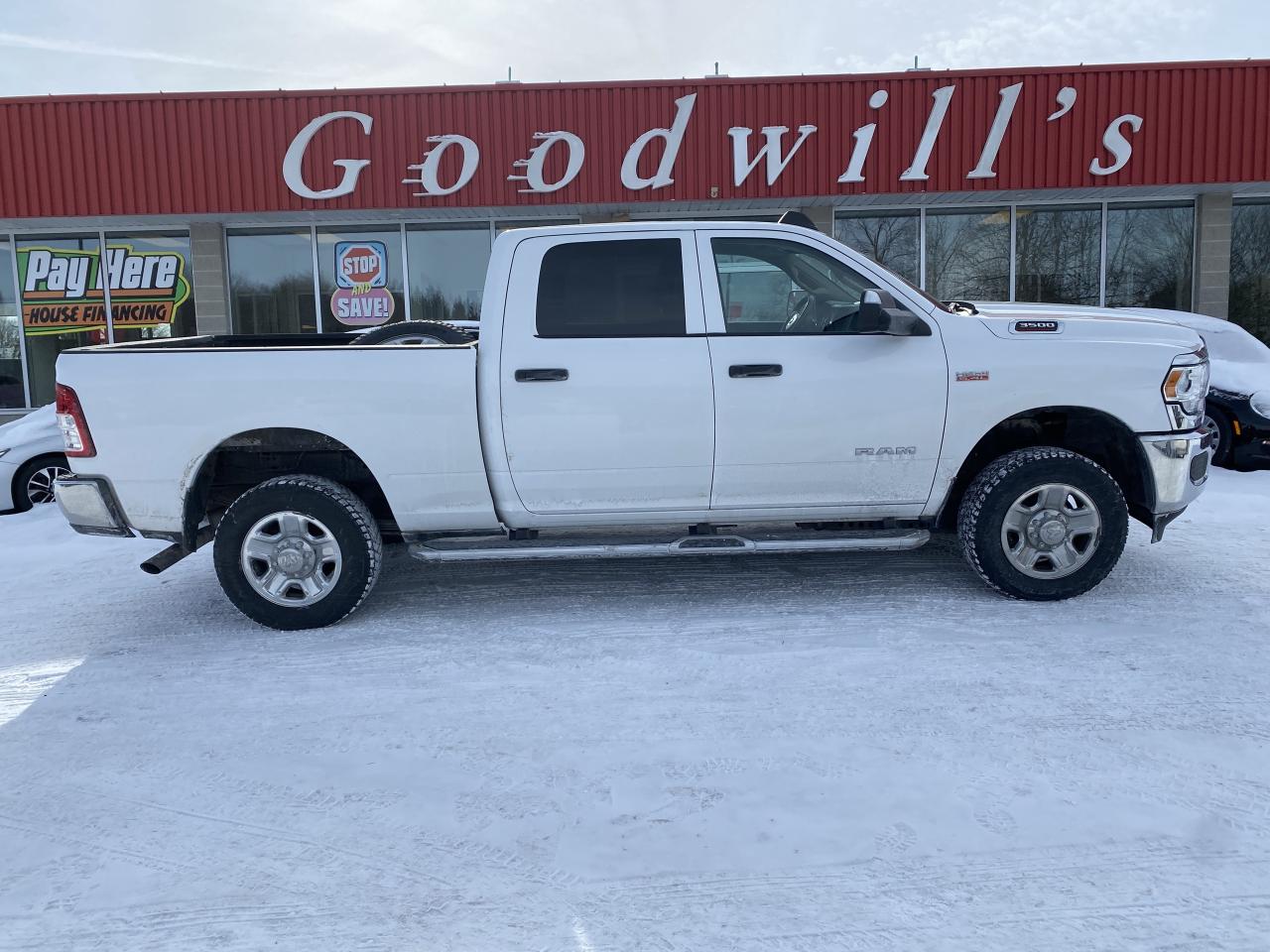 2020 RAM 3500 TRADESMAN, CLEAN CARFAX, 6.4L HEMI, 6 PASSENGER! Photo0