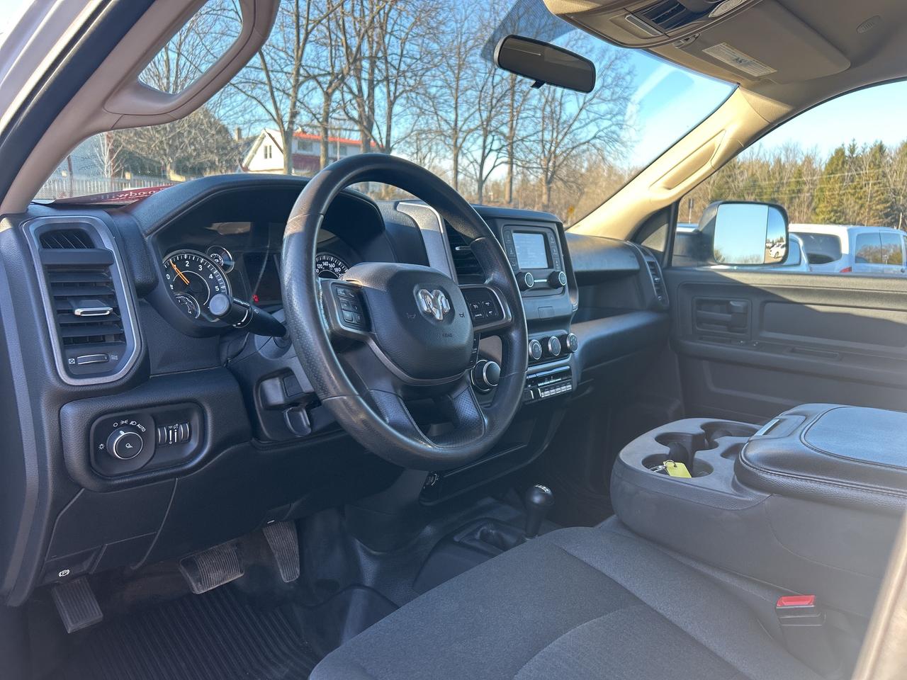 2020 RAM 3500 TRADESMAN, CLEAN CARFAX, 6.4L HEMI, 6 PASSENGER! Photo