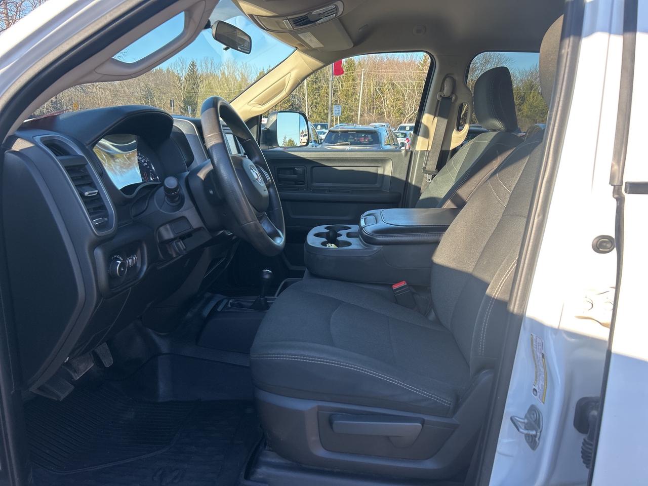 2020 RAM 3500 TRADESMAN, CLEAN CARFAX, 6.4L HEMI, 6 PASSENGER! Photo