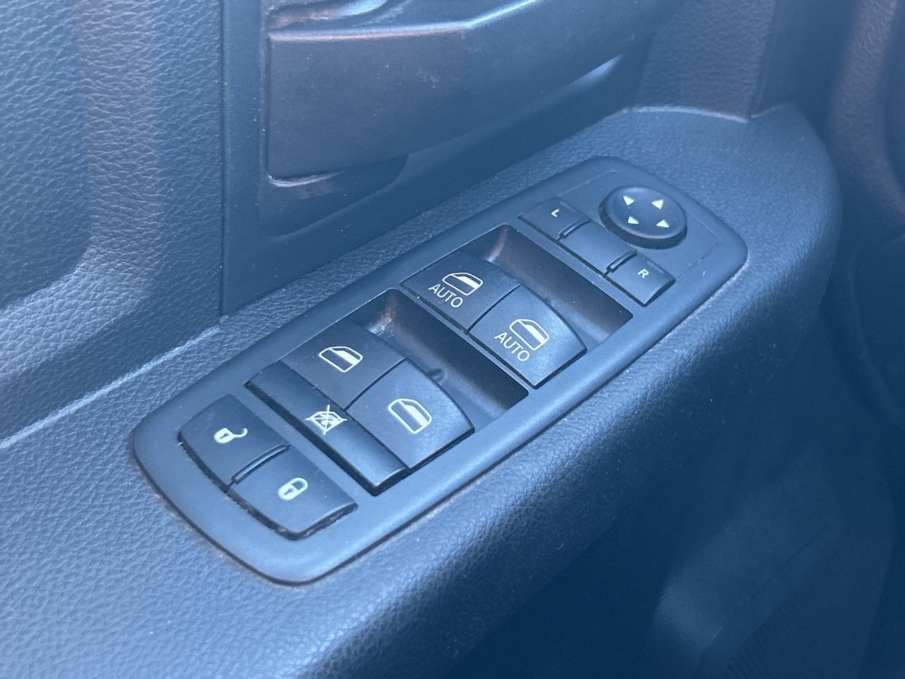 2020 RAM 3500 TRADESMAN, CLEAN CARFAX, 6.4L HEMI, 6 PASSENGER! Photo