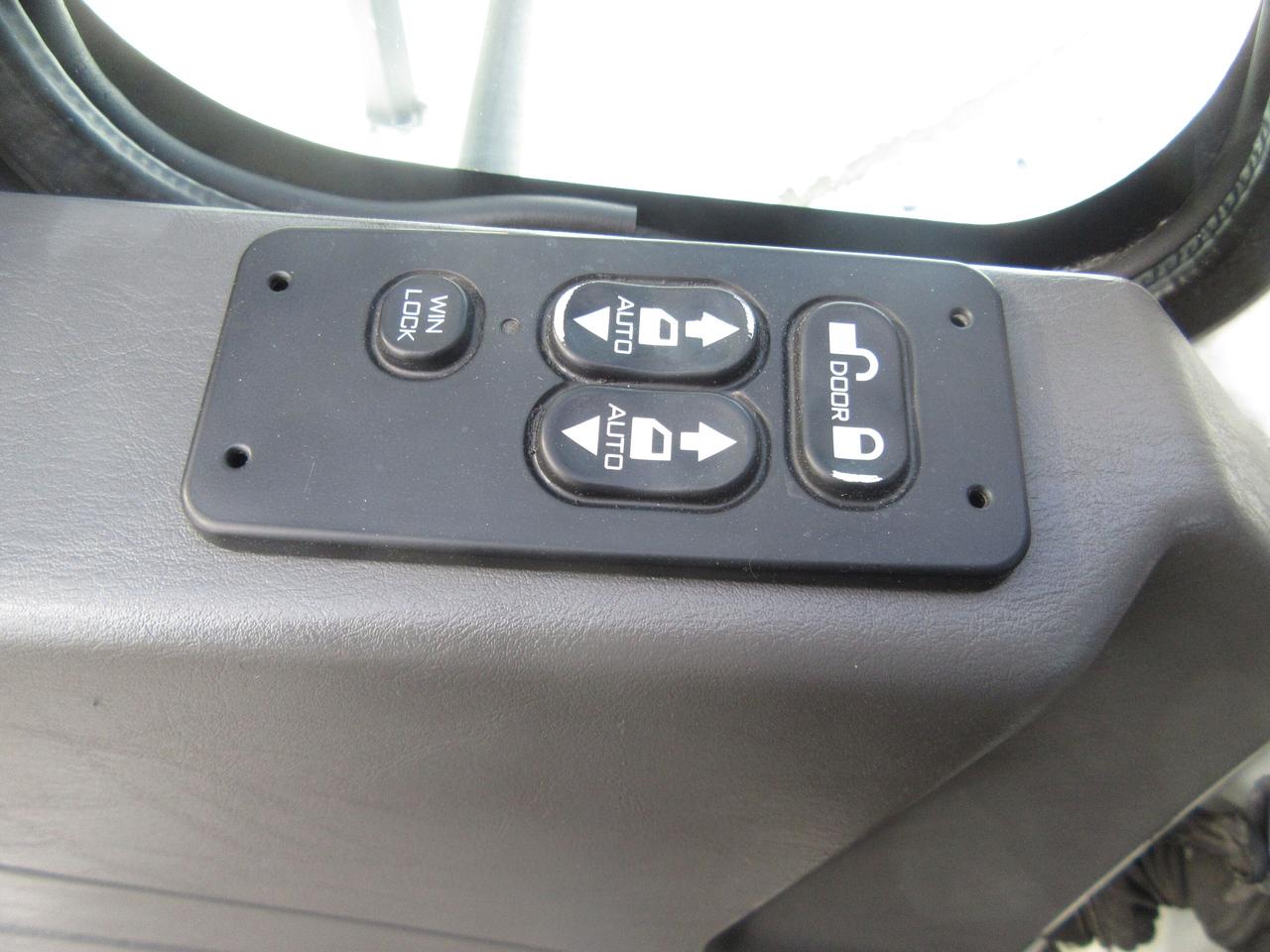 2018 International 4400 TANDEM 28FT REEFER BOX CARRIER SUPRA 960 REEFER Photo