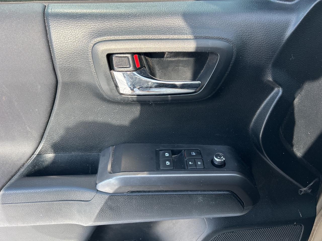 2016 Toyota Tacoma SR5 TRD OFF ROAD, CLEAN CARFAX, BACK UP CAMERA! Photo