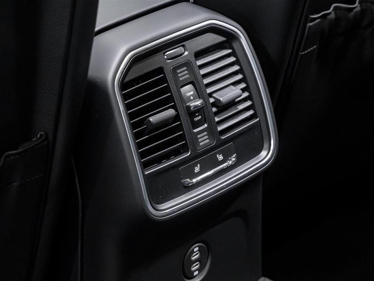 2026 Porsche Macan  Photo