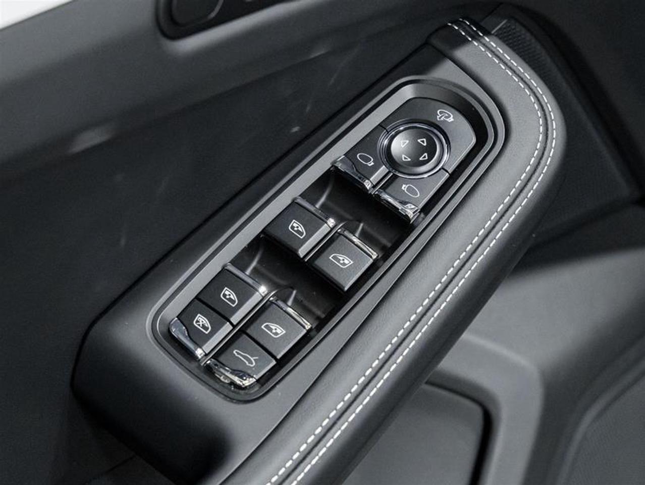 2026 Porsche Macan  Photo