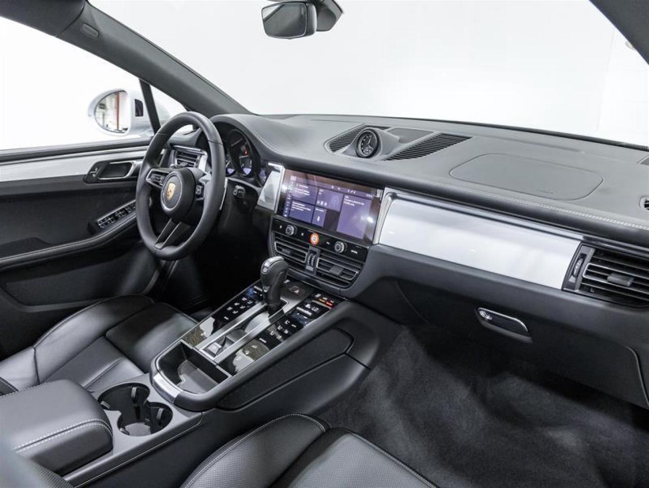 2026 Porsche Macan  Photo