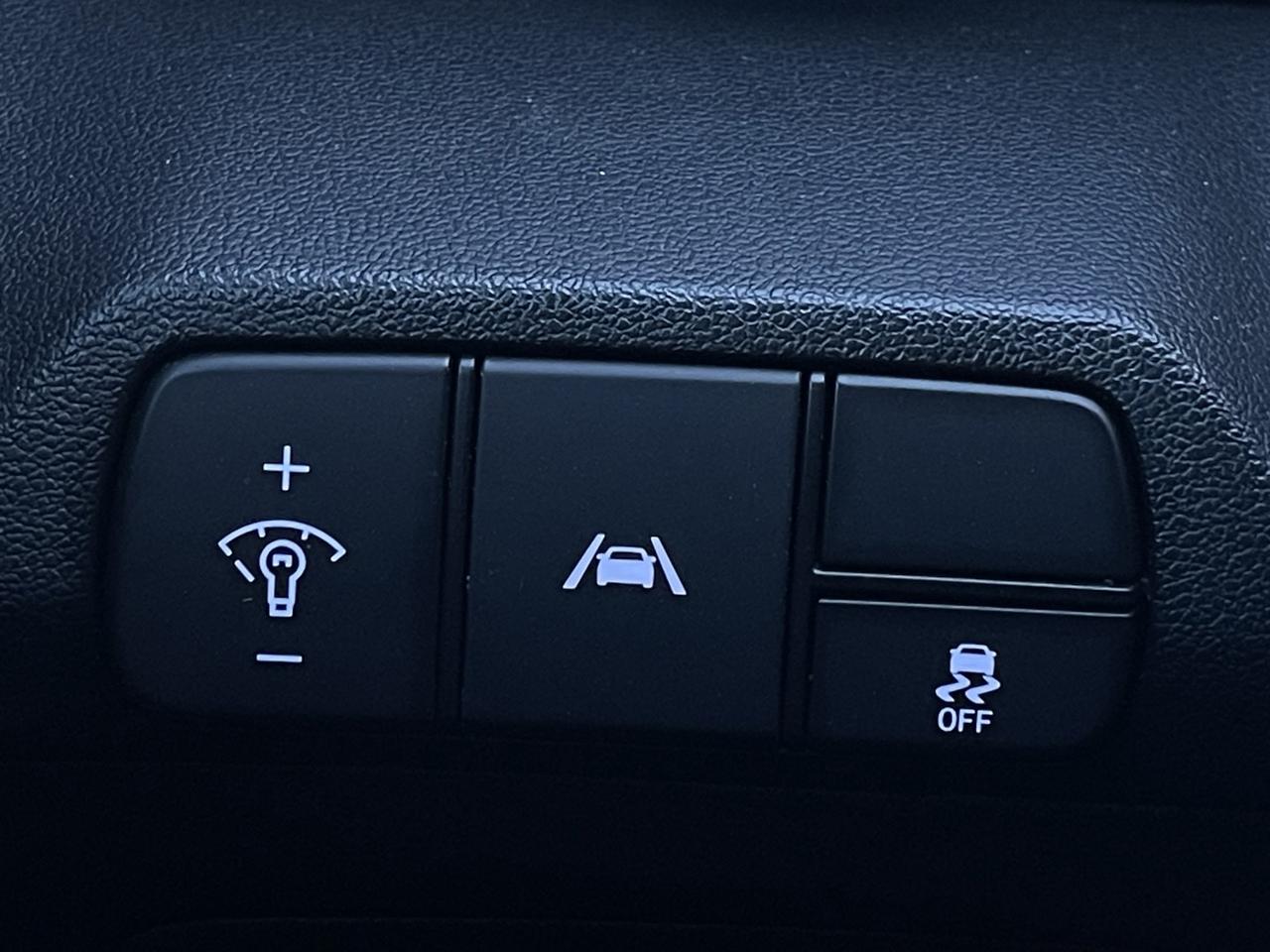 2022 Hyundai Elantra Preferred Sun w/ Tech   Htd Steering   Lane Assist Photo