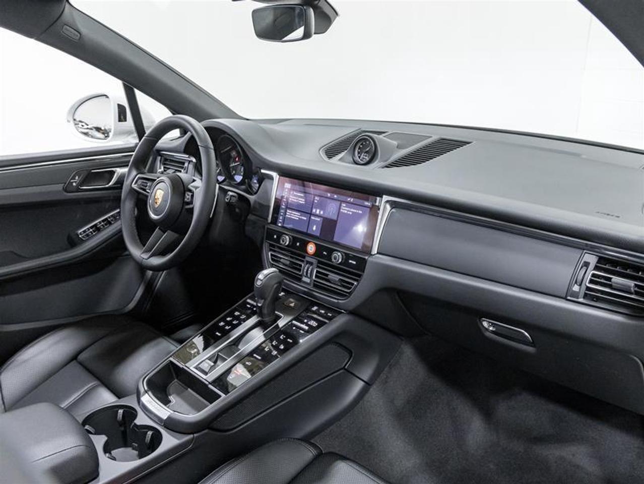 2026 Porsche Macan  Photo