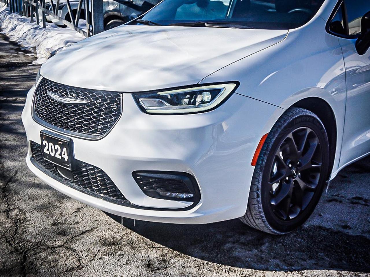 2024 Chrysler Pacifica  Photo3