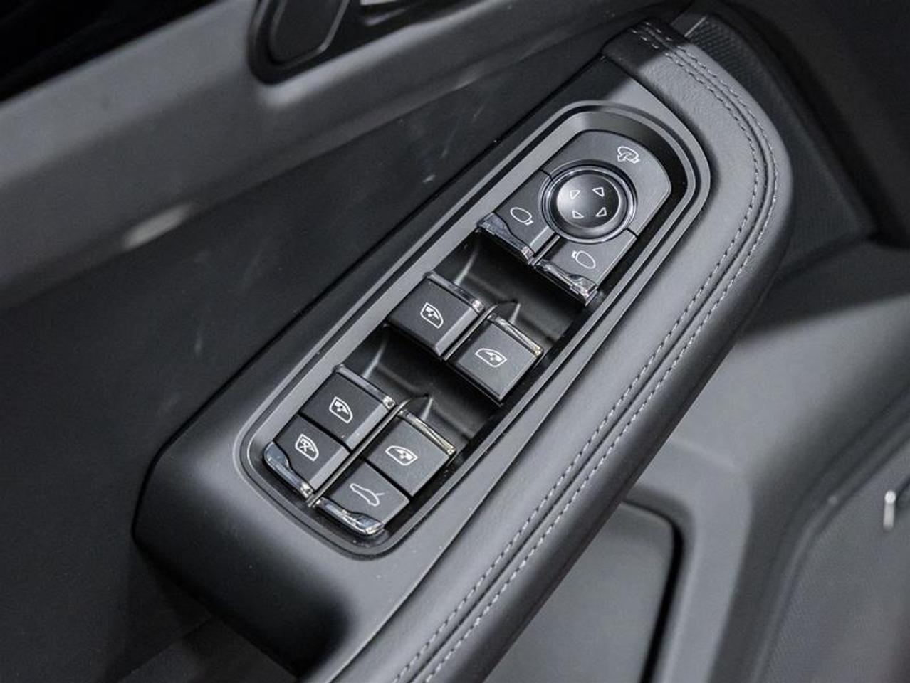2026 Porsche Macan  Photo
