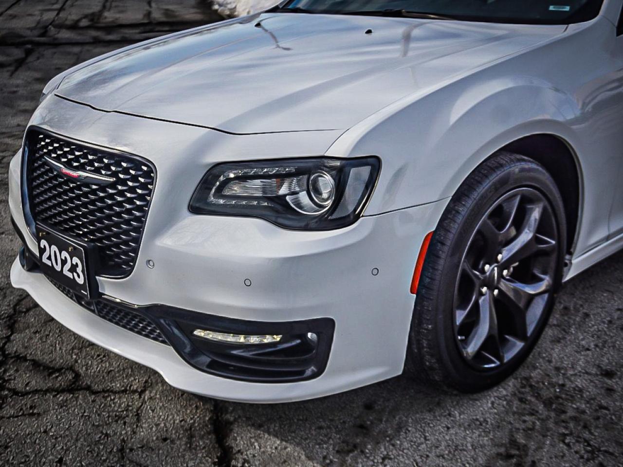 2023 Chrysler 300  Photo3