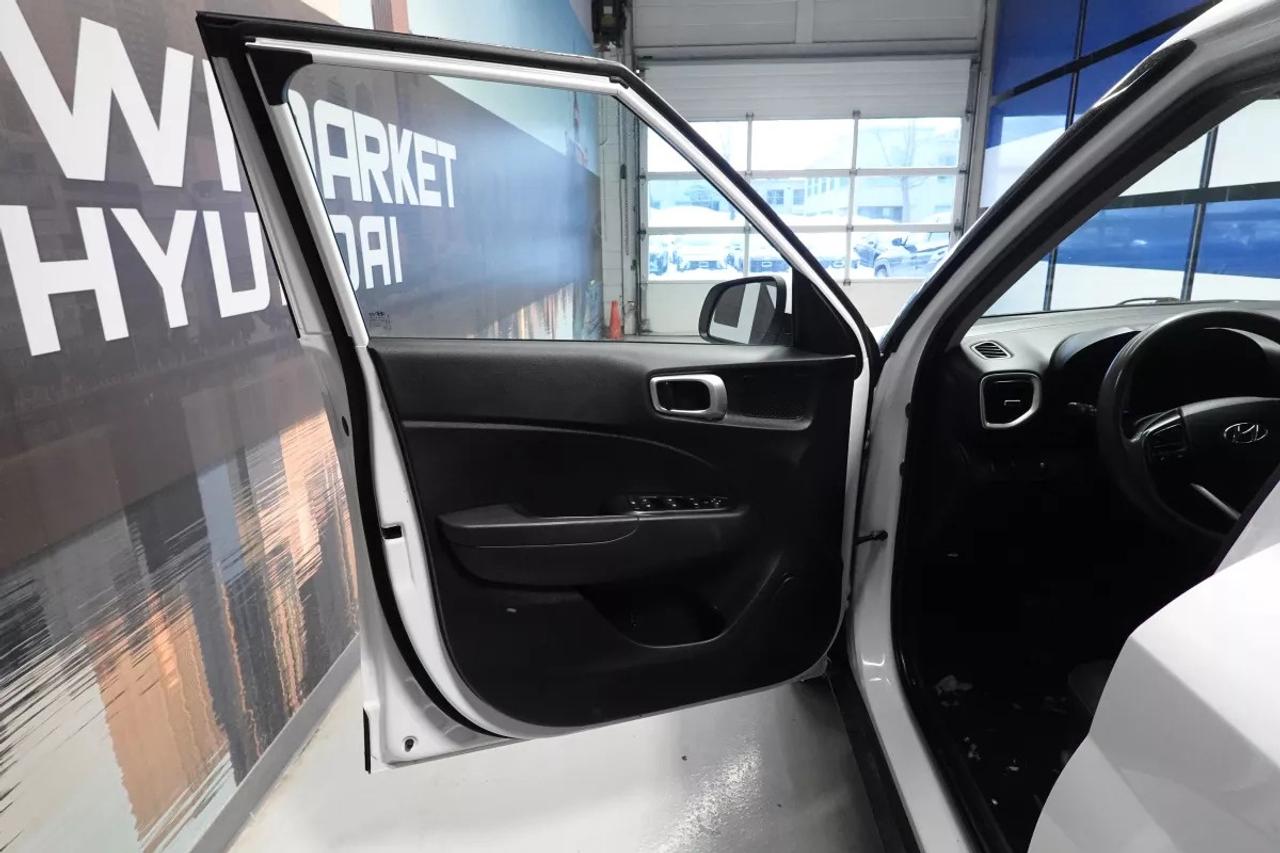 2022 Hyundai Venue ESSENTIAL    HEATED SEATS   APPLE CARPLAY   ANDROI Photo