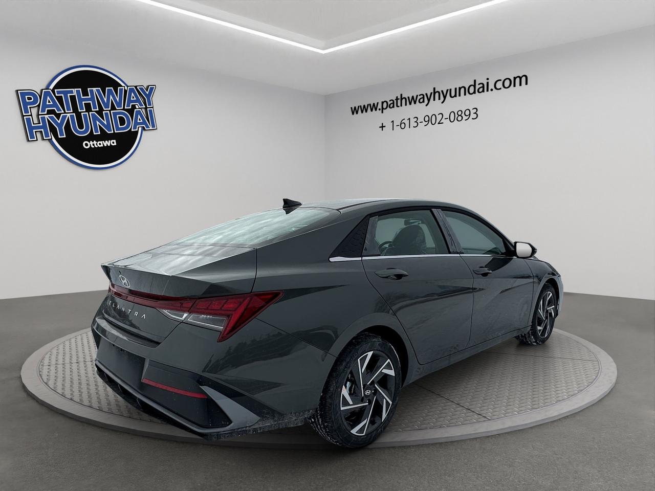 2026 Hyundai Elantra Luxury Photo3