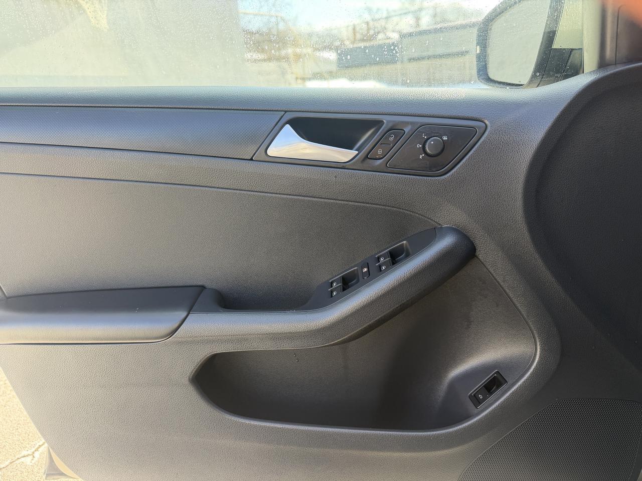 2014 Volkswagen Jetta Sedan 2.0L Auto Trendline+  !!! 66589 KMS !!! LIKE NEW Photo