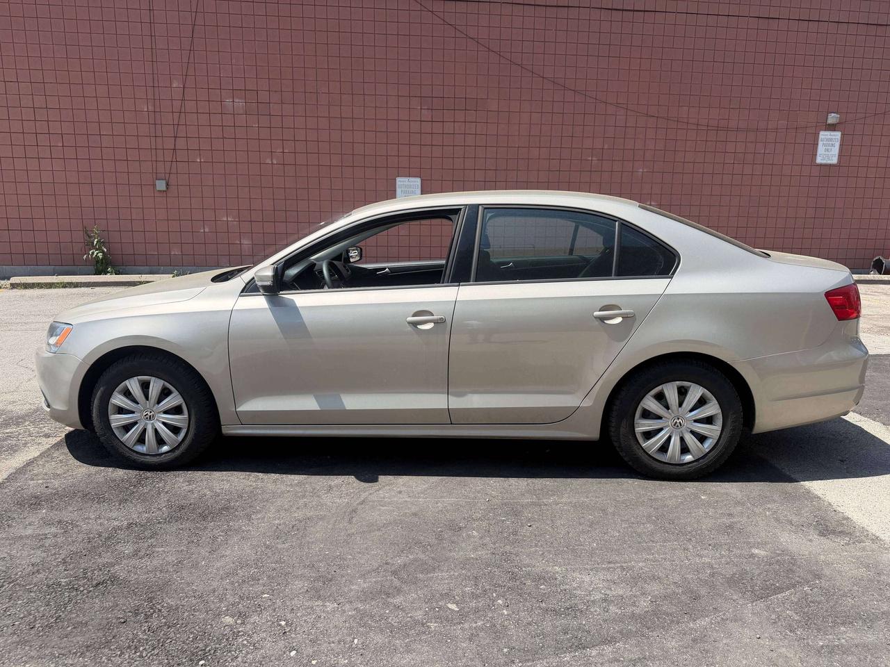 2014 Volkswagen Jetta Sedan 2.0L Auto Trendline+  !!! 66589 KMS !!! LIKE NEW Photo