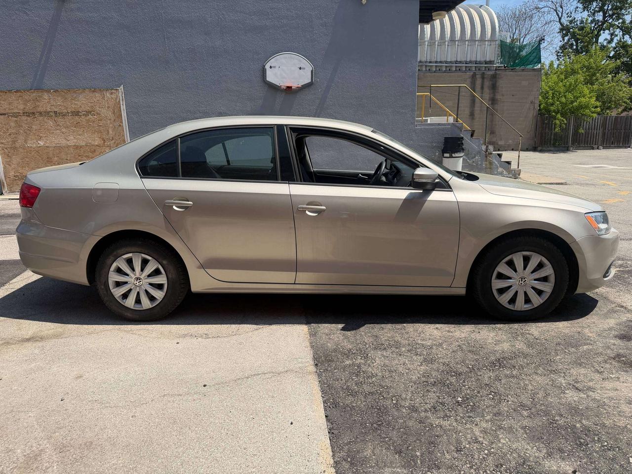 2014 Volkswagen Jetta Sedan 2.0L Auto Trendline+  !!! 66589 KMS !!! LIKE NEW Photo