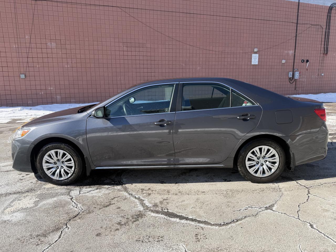 2012 Toyota Camry LE / AUTO / METICULOUSLY  MAINTAINED 129550 KMS !! Photo